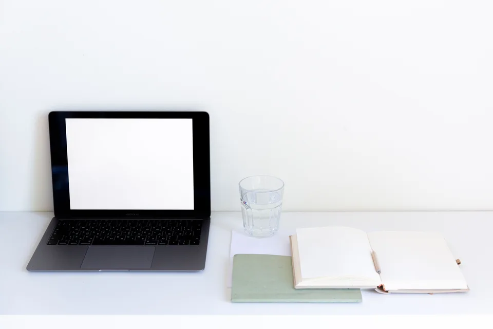 Espace de travail avec ordinateur et carnet