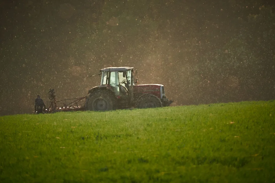 Tracteur au travail dans un champ